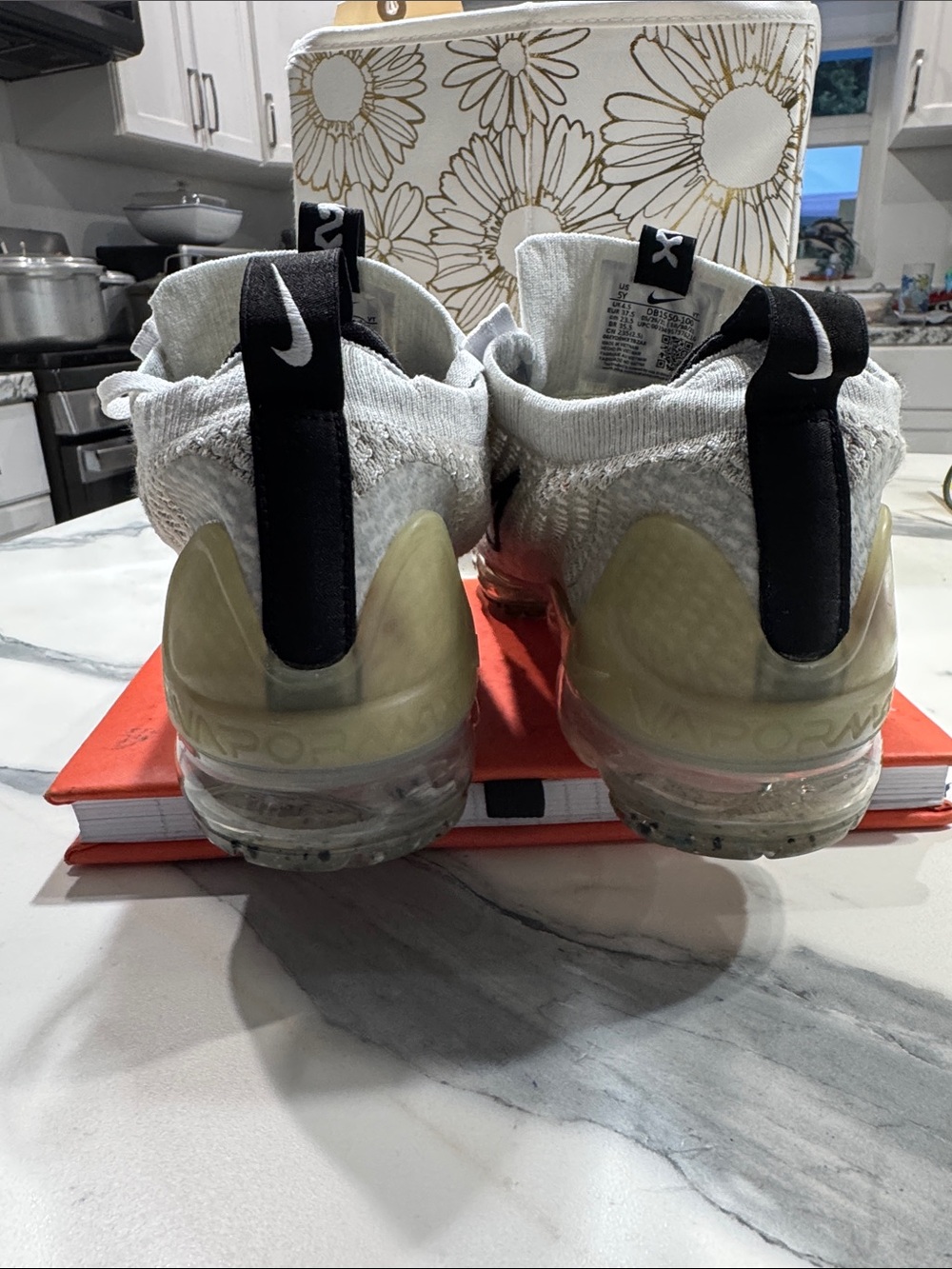 Nike Flyknit VaporMax Sneaker in Light Gray, White, Black 2021 Fk - Picture 5 of 10